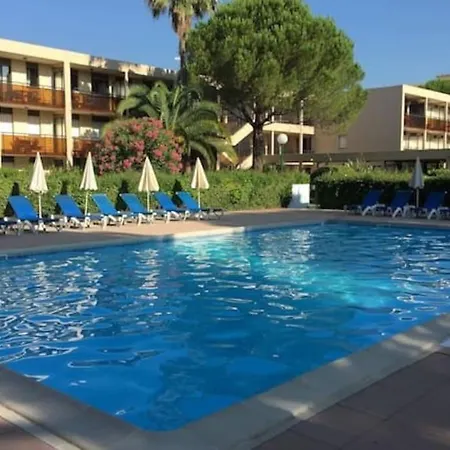 Lejlighed Dans De Avec Piscine , Parking Prive, Climatise, 4 Couchages, La Napoule Pres De Cannes !